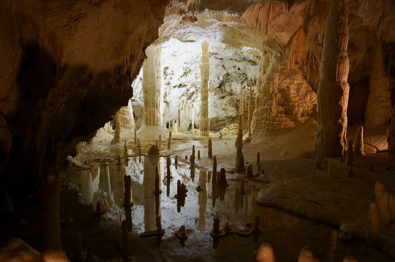 Sung Sot (Surprise) Cave