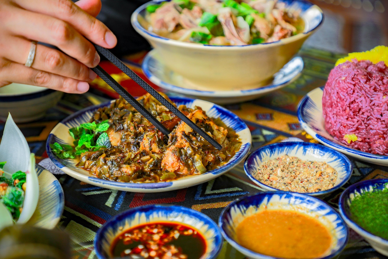 Hanoi Walking street food tour (with stop at train street) - Photo 1