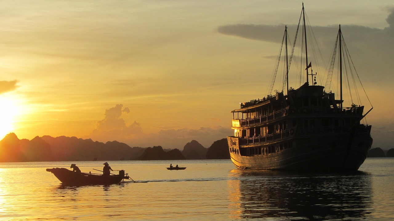Bai Tu Long Bay